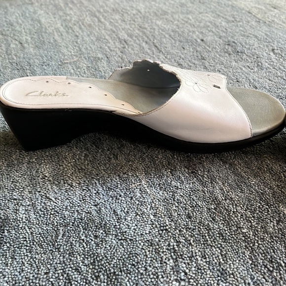 Clarks White Flower Sandals - Picture 7 of 7